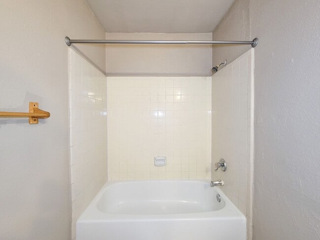 Building Photo - This charming home offers 3 bedrooms and 2...