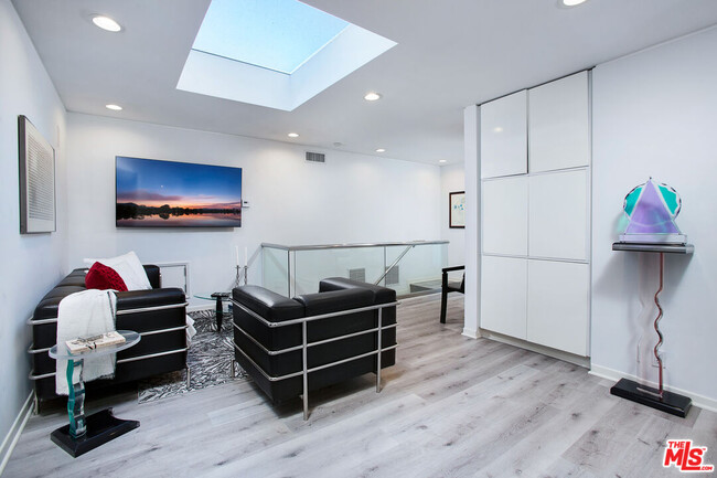 Building Photo - 1166 San Ysidro Dr