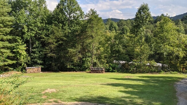 Building Photo - Great 3 Bedroom 2 Bath Home in quiet resid...