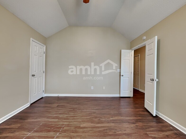 Building Photo - 537 Hanska Way