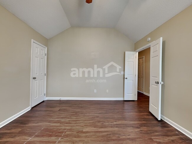 Building Photo - 537 Hanska Way