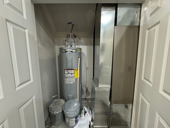 Building Photo - Townhome 2 Blocks from Legacy High School!