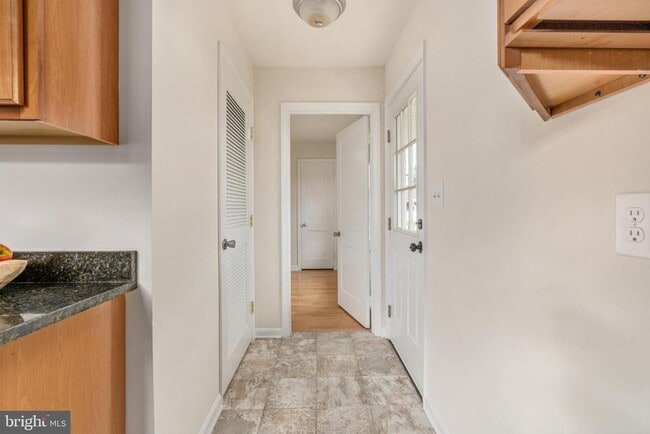 Building Photo - 611 Bunker Hill St