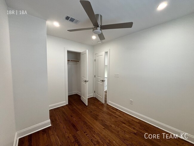 Building Photo - Renovated 1 Bed + Den Townhome in South Plaza