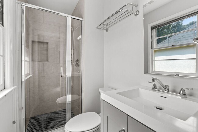 Building Photo - 5 Bed 3 Bath - Chevy Chase Rambler - Move ...