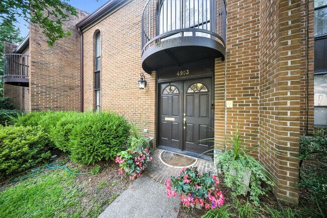 Building Photo - Spacious 2 -story townhome in the heart of...