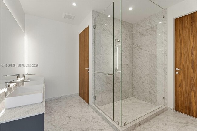 Building Photo - 5 Grove Isle Dr