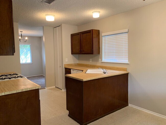 Building Photo - NICE 3 BEDROOM IN NORTH EAST ISD - EASY ACCESS TO RANDOLPH AFB, FT. SAM, 1604, 35, & SHOPPING