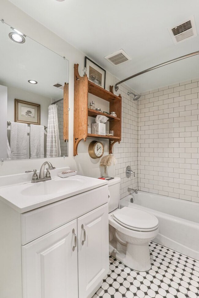 Building Photo - Amazing Adams Morgan Two-Level Condo| Parking included!