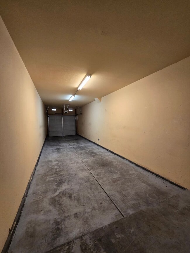 Building Photo - 1 bed, 1 bath condo with 2 car garage!!!