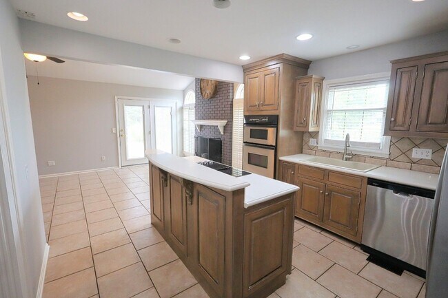 Building Photo - 8231 Lake Terrace Dr