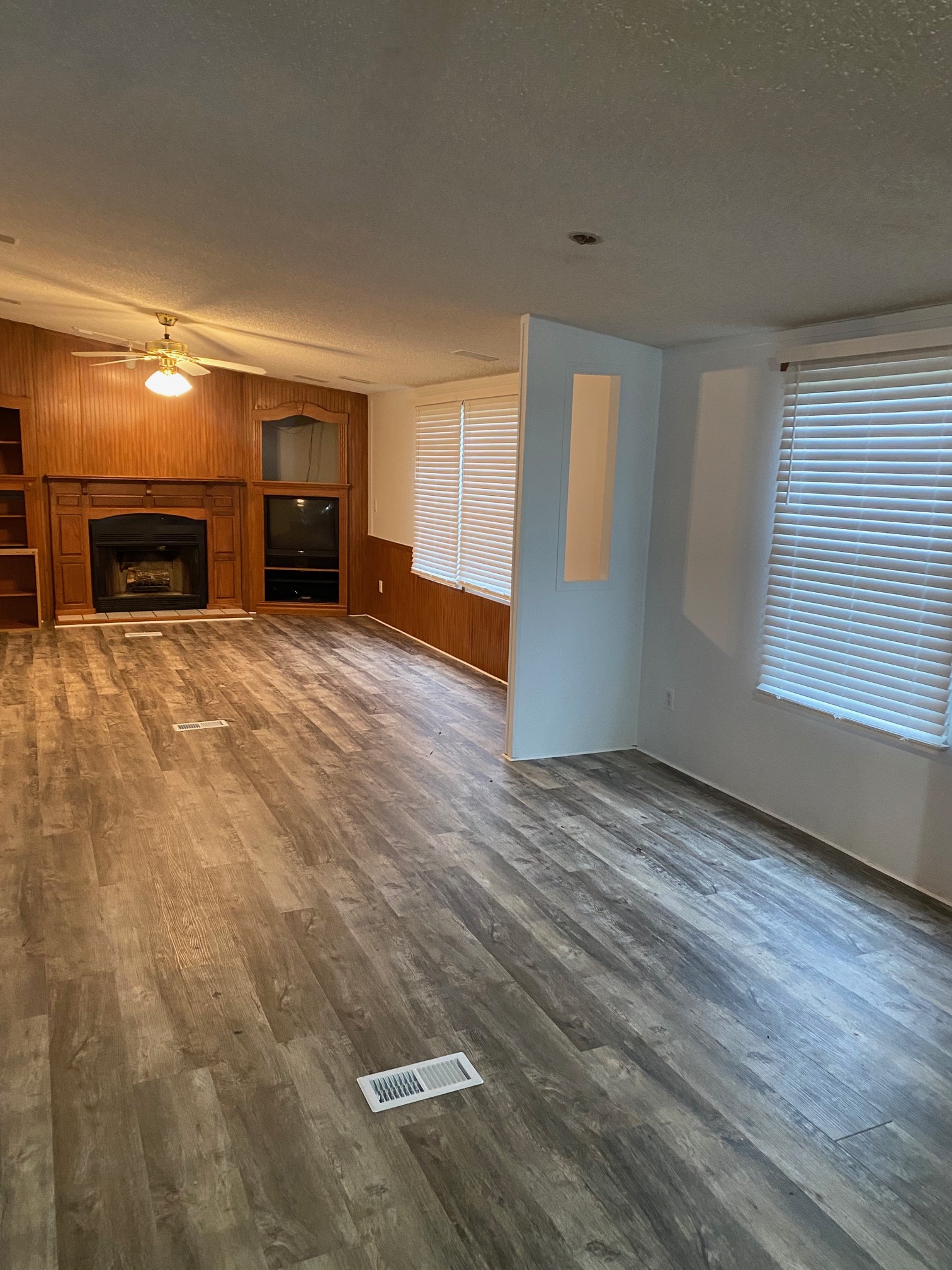 Large family room - 1220 Montlake Rd