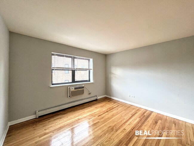 Building Photo - 510 W Briar Pl