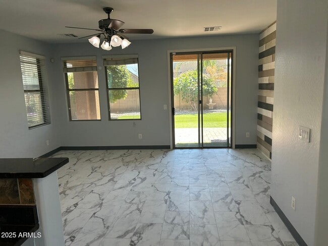 Building Photo - 869 E Doral Ct