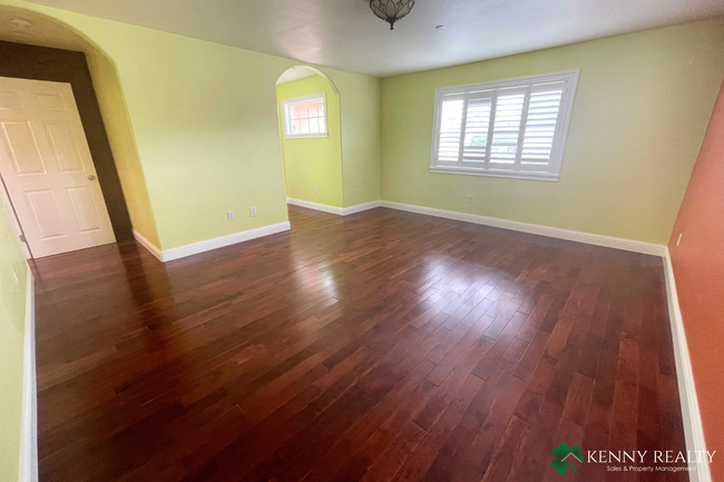 Building Photo - Large 4 Bedroom, 3 Bathroom Home in San Bruno