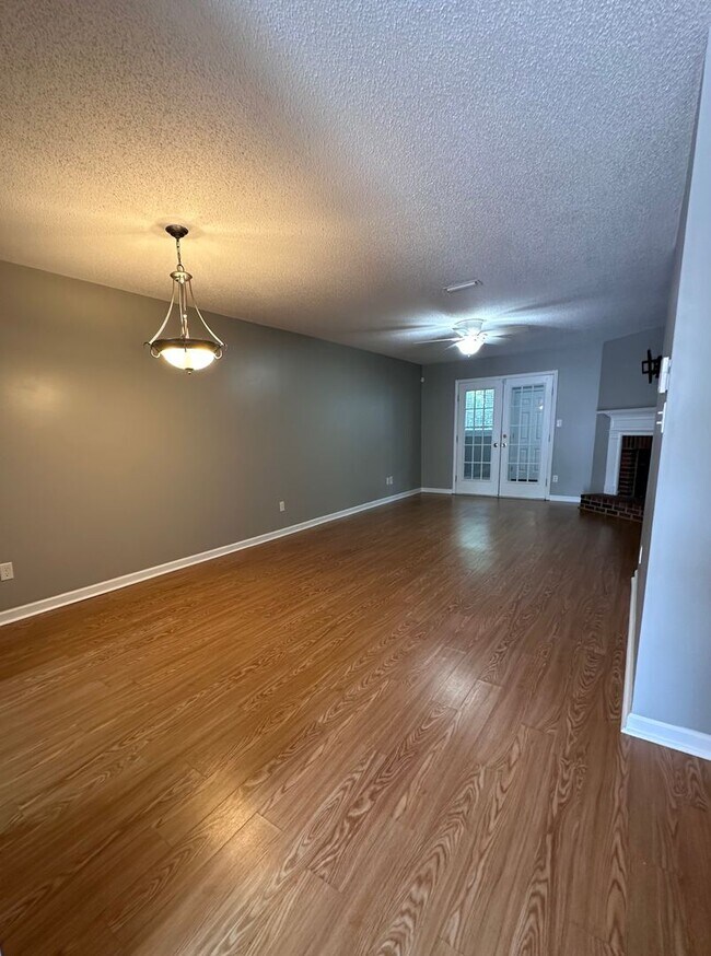 Building Photo - Whether you're downsizing or simply seeking low-maintenance living, this beautifully maintained 2...