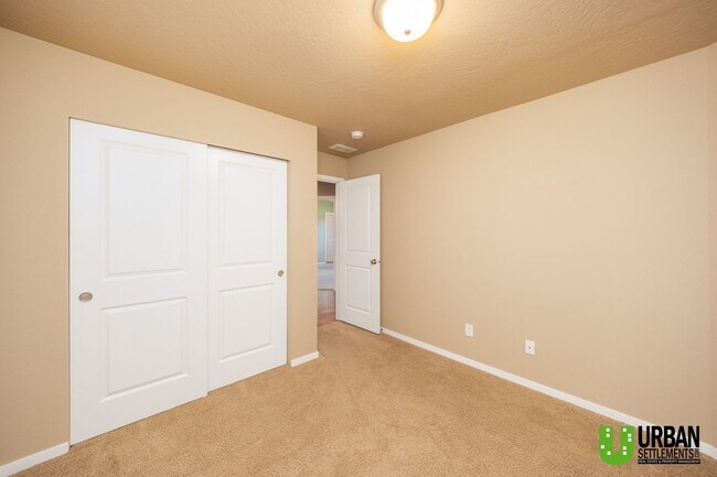 Building Photo - Single Story home with 2 bed and office fo...