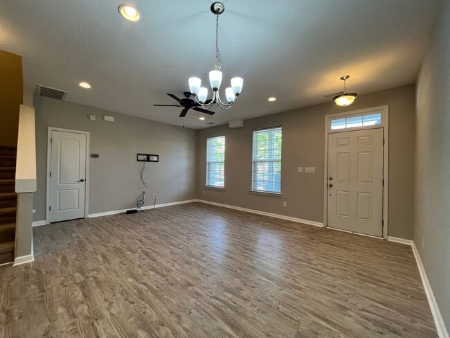 Building Photo - Welcome home - Trilevel H20 Townhome!
