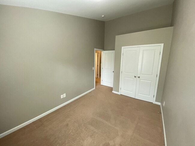 Building Photo - Like-New Townhome in Prime SW Durham Location!