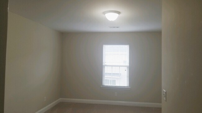 Building Photo - Spacious 3 Bedroom 2.5 Bath Townhome with ...