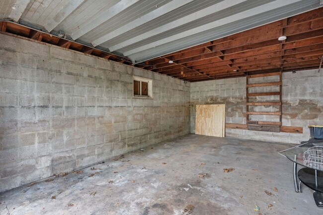 Building Photo - 2936 N Hanley Rd
