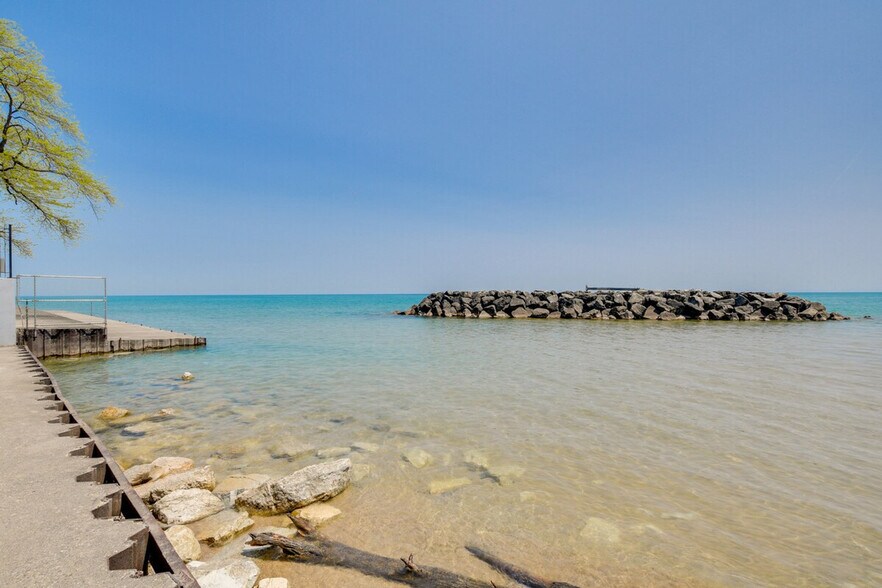 Building Photo - 7425 N Sheridan Rd