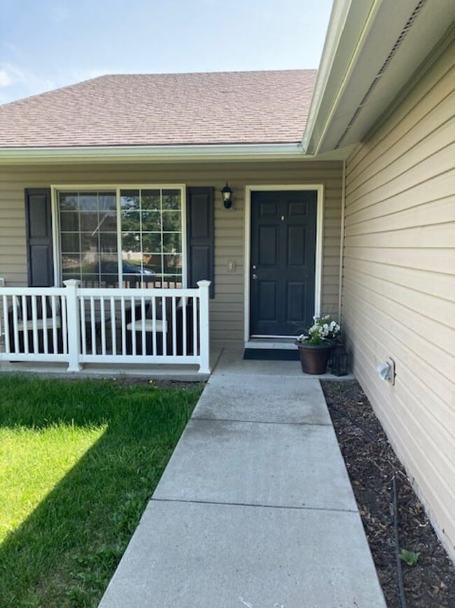 Building Photo - Lovely tri-level 4 bedroom 2 bath home in ...