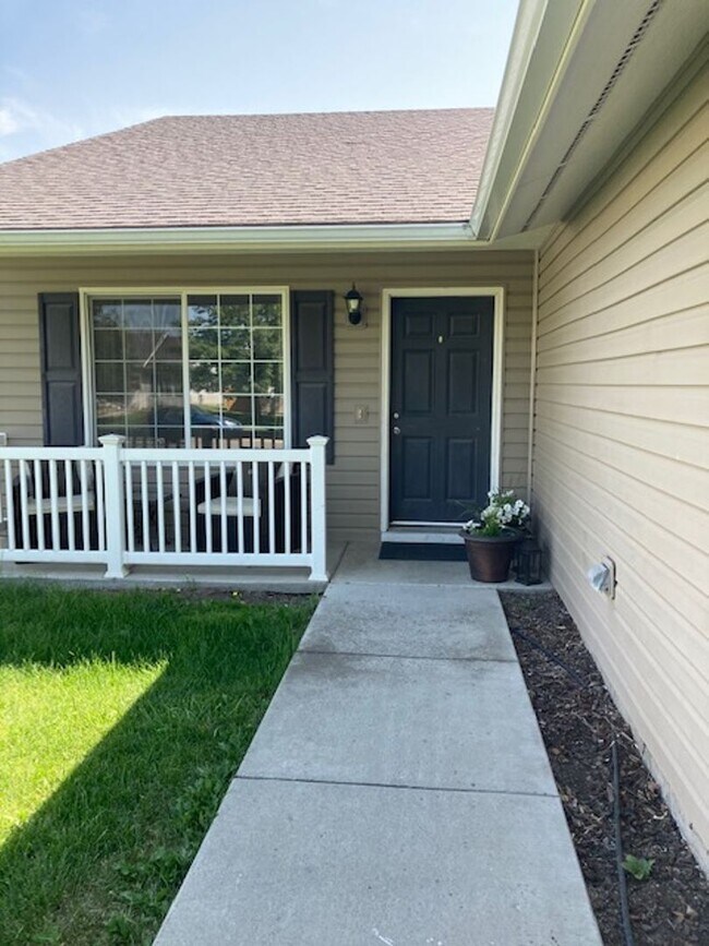 Building Photo - Lovely tri-level 4 bedroom 2 bath home in the Woodbridge Community of Post Falls!