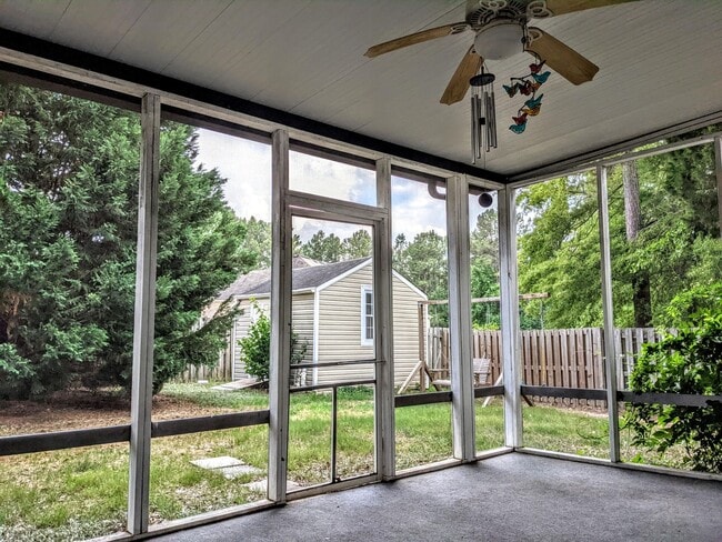 Building Photo - 2045 Shoreline Dr