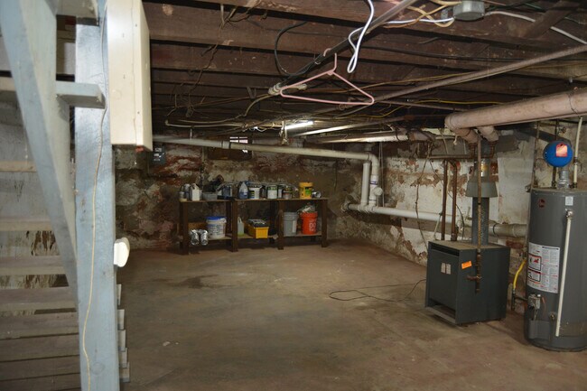 Building Photo - 445 W King St