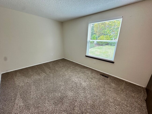Building Photo - Beautiful well Maintained Duplex for rent