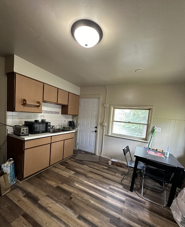 Building Photo - 3 bed 1 bath right next to UWEC! Available...