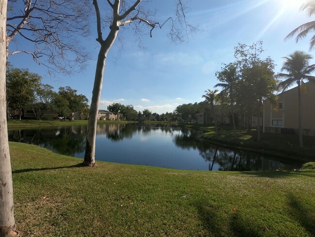 Building Photo - 250 Palm Cir W