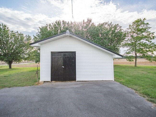 Building Photo - Farm House! Great Location....25 minutes from Huntsville!