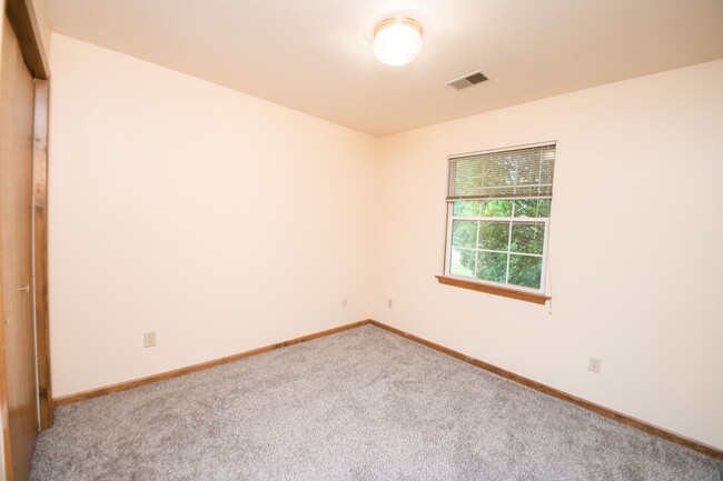 Building Photo - 2 bed 1 bath town-home in Chesterton