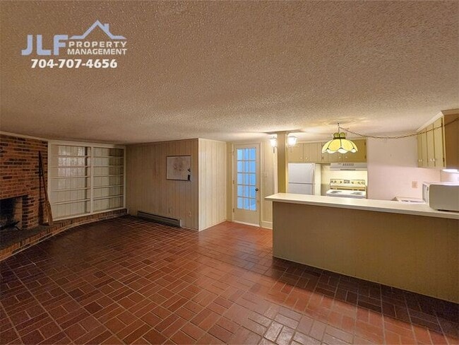 Building Photo - Spacious 3 Bed/2.5 Bath Duplex With Basement.