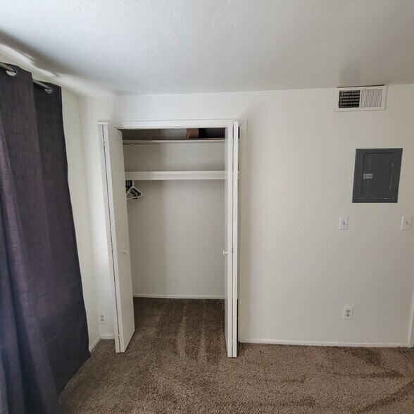 Closet - 15 E 2nd Ave