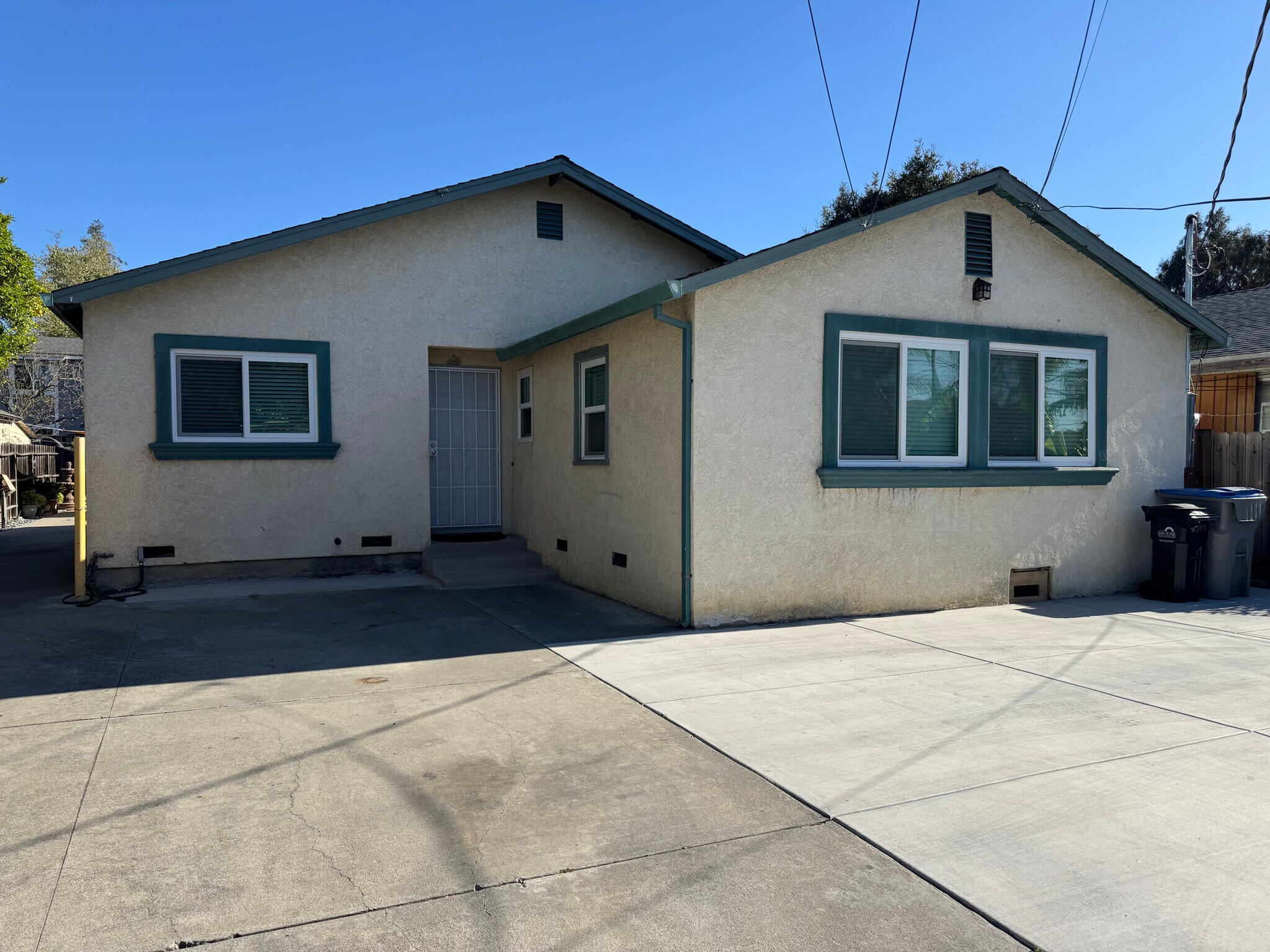 Building Photo - 2204 Lausett Ave