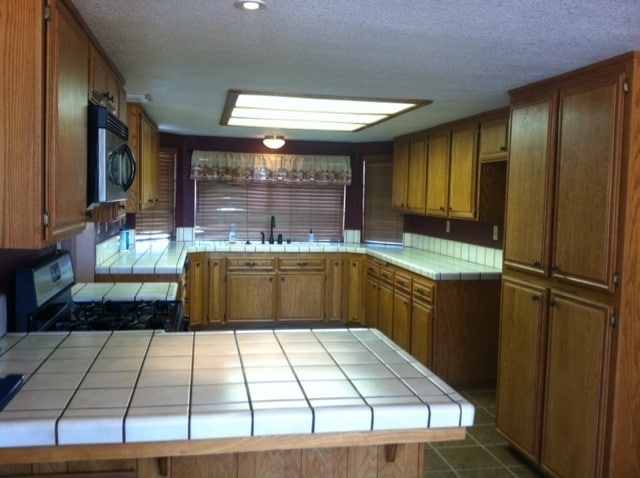 Building Photo - 3 BEDROOM VICTORVILLE HOME ON SPACIOUS LOT IN VICTORVILLE