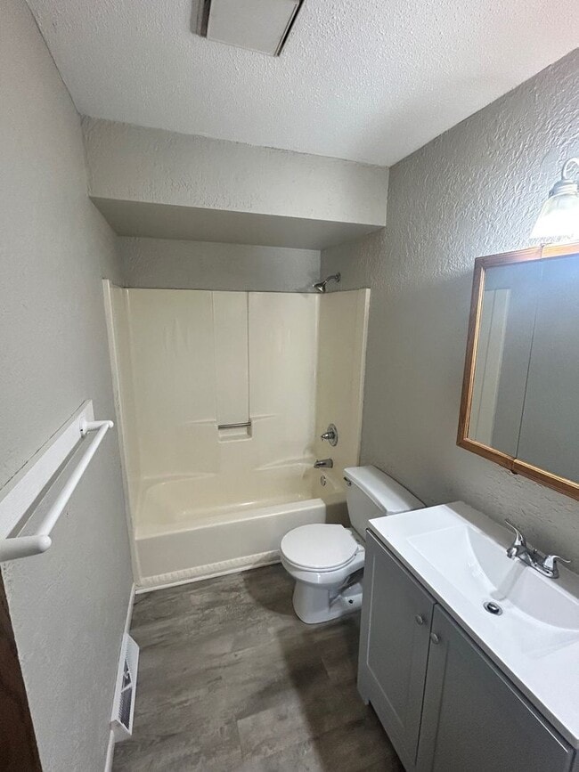 Building Photo - 7615 Walnut Ave