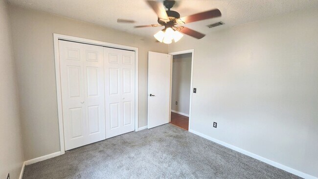 Building Photo - Welcome to this charming 3-bedroom, 2-bath...