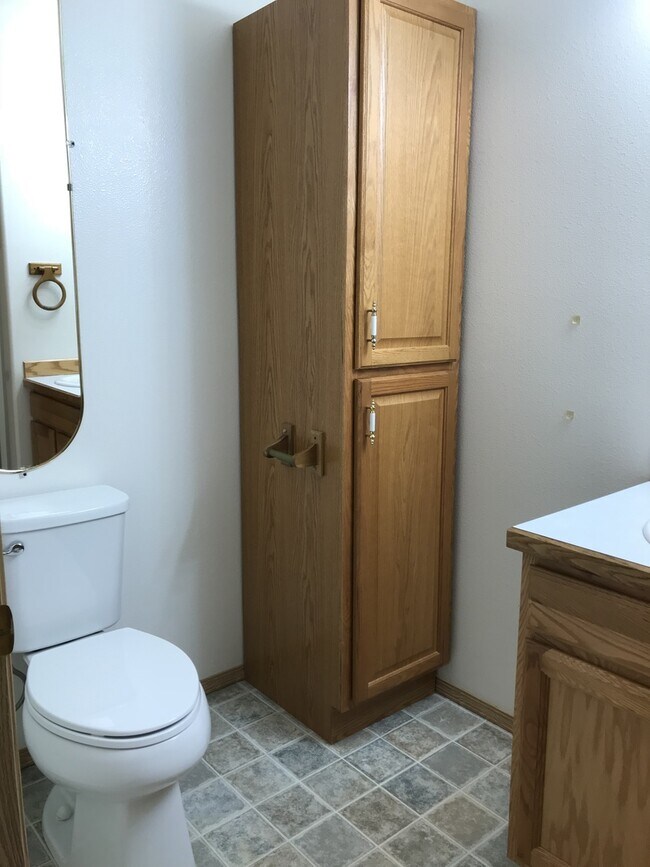 Building Photo - Centrally located 3 bed/2 bath Ranch style home with large oversized heated garage.
