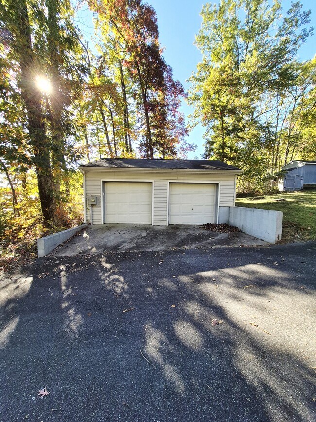 Building Photo - 976 Snow Mountain Rd