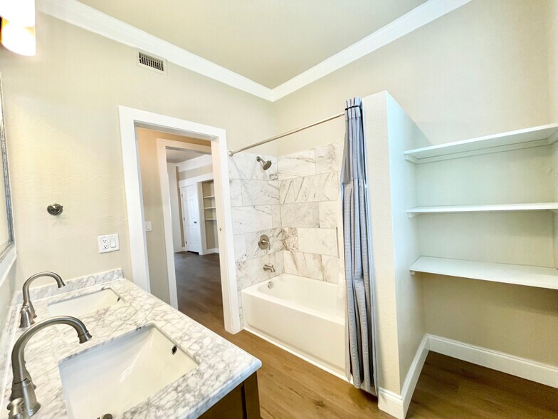 Building Photo - 7700 Boca Ciega Dr