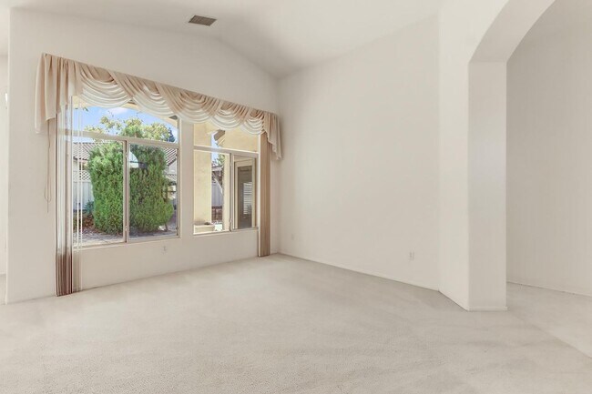 Building Photo - Charming Country Rose Home Located in Sun ...