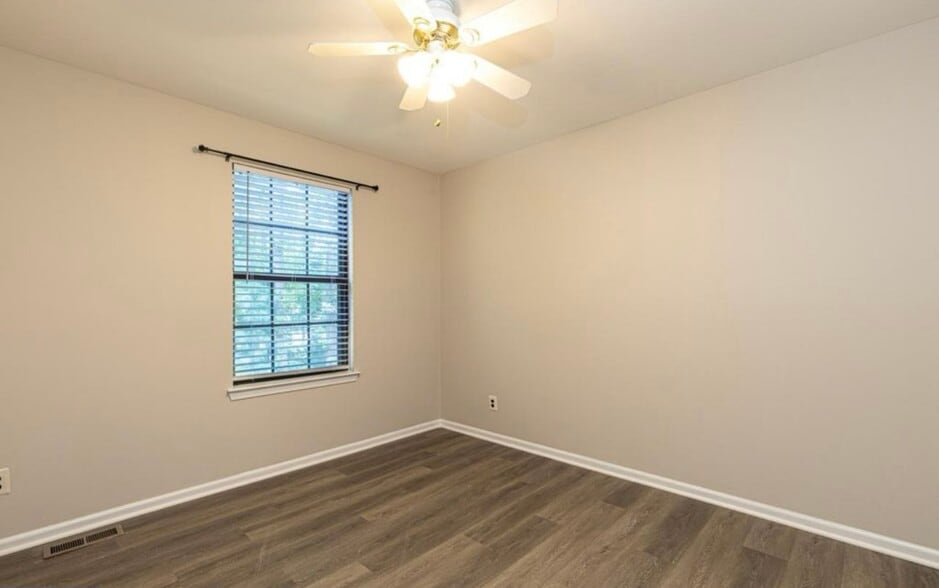 Building Photo - 8 Regent Ct