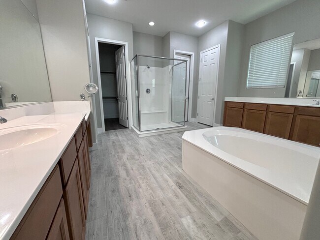 Building Photo - 3497 E Loma Vista St