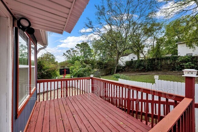 Building Photo - 1245 Waverly St