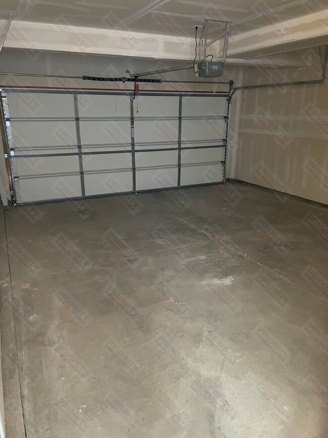 Building Photo - 3 bedrooms, 2.5 bath Townhouse