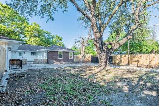 Building Photo - 6003 De Moss Dr